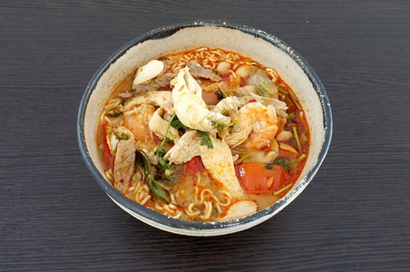 意大利面亚洲辣海鲜汤泰国风格的式即时海鲜面汤陶瓷碗牛肉夏天图片