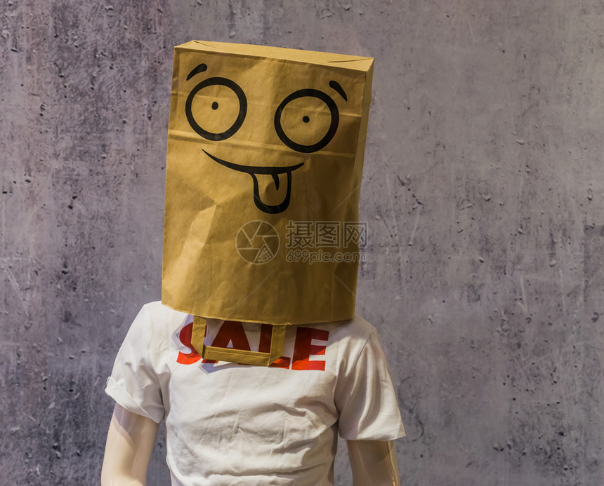 画假人头上戴一个滑稽纸袋和一件印着卖品的T恤衫购物折扣概念舌头假的图片