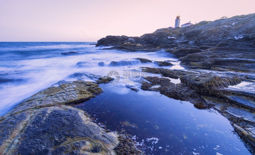 在岩石海岸的美丽日落在岩石海岸的日落景风优美如画图片