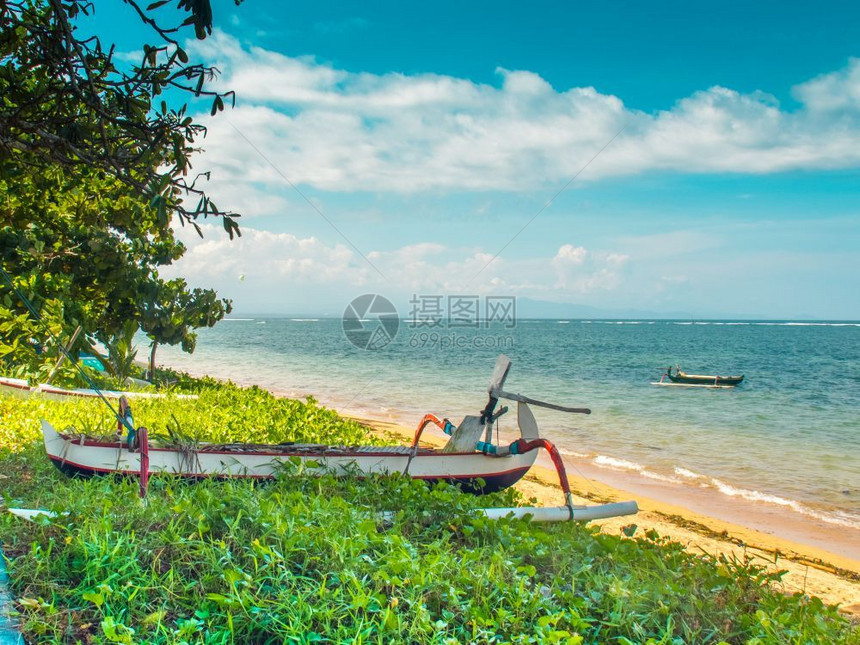蓝色的夏天空印度尼西亚萨努尔巴厘海滩上的传统渔船SanurBali图片