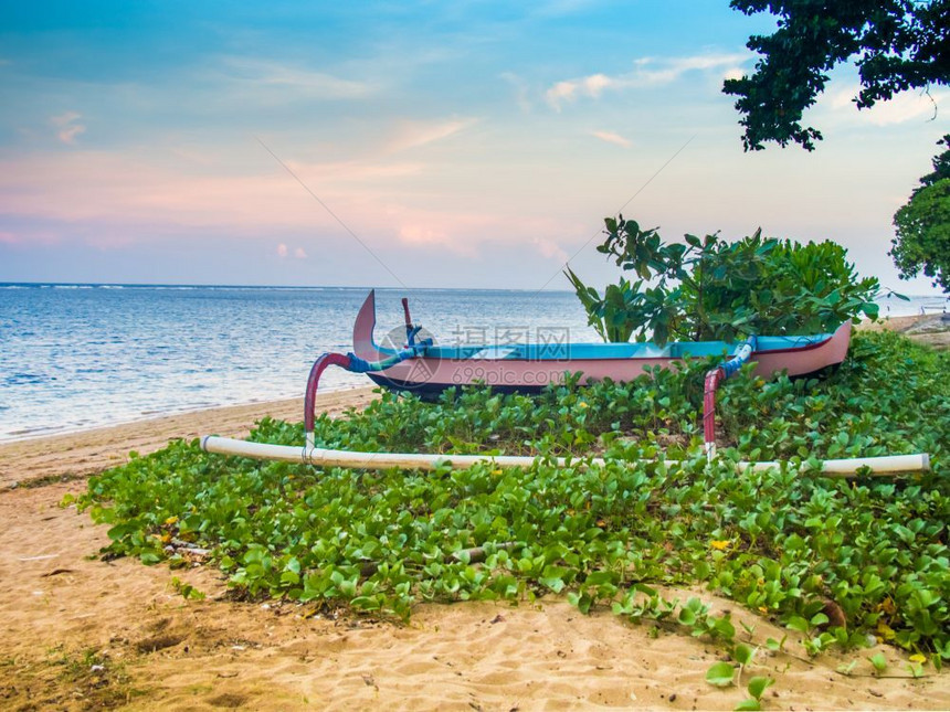 巴厘岛印度尼西亚萨努尔巴厘海滩上的传统渔船SanurBali旅游异国情调图片