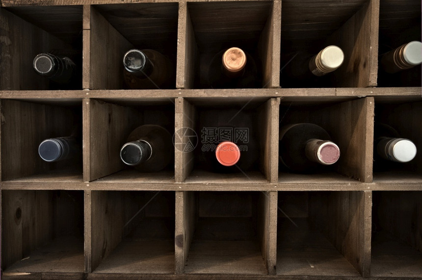 饮料木制的在酒窖红架中收集葡萄旧木制板设计背景玻璃图片