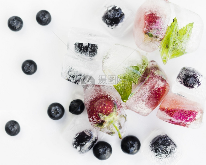 自制食物高分辨率清晰度照片浆果冰白表面优质照片放纵图片