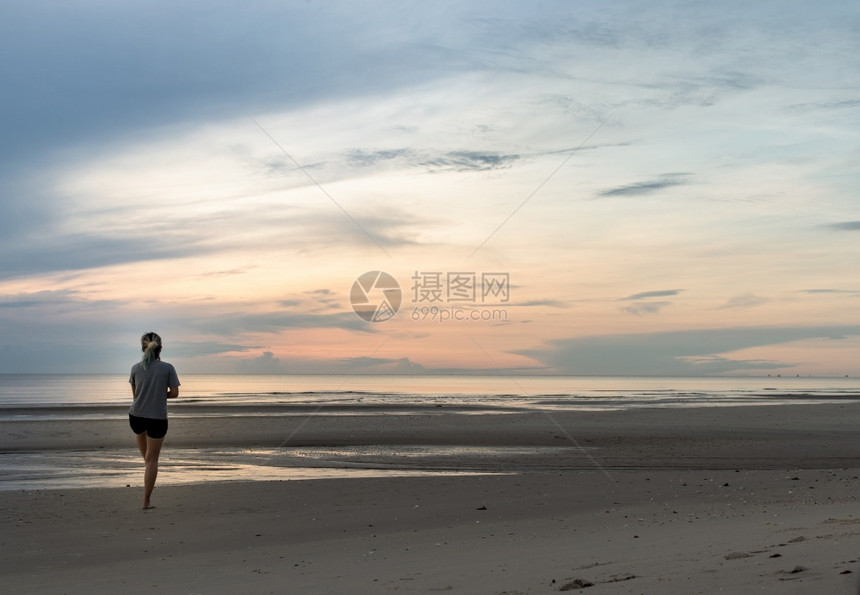 亚洲人地平线年轻女子在海边运动日出后视复制空间选择焦点上天堂图片