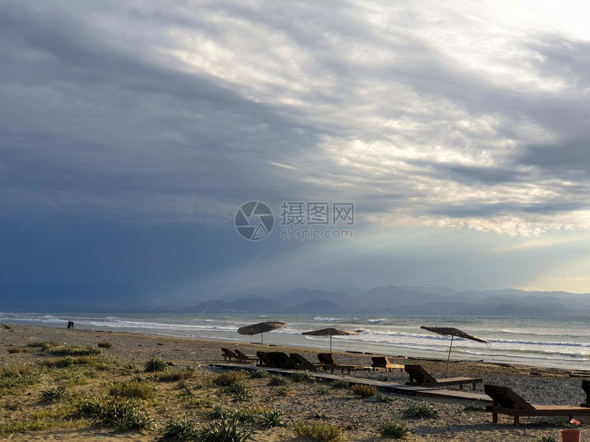 波浪AyiaEirini海滩的大气景象位于塞浦路斯风暴日光线水图片