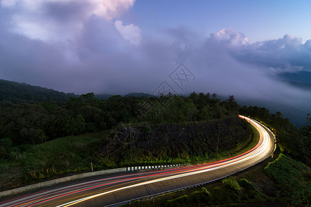 林间山路汽车光绘图片