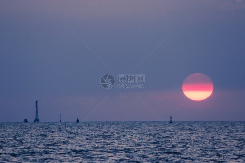 人们复制美丽日落在黄昏的海中图片