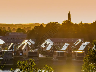 荷兰农村城镇罗宁市日落时的现代邻里Rhenen云塔图片