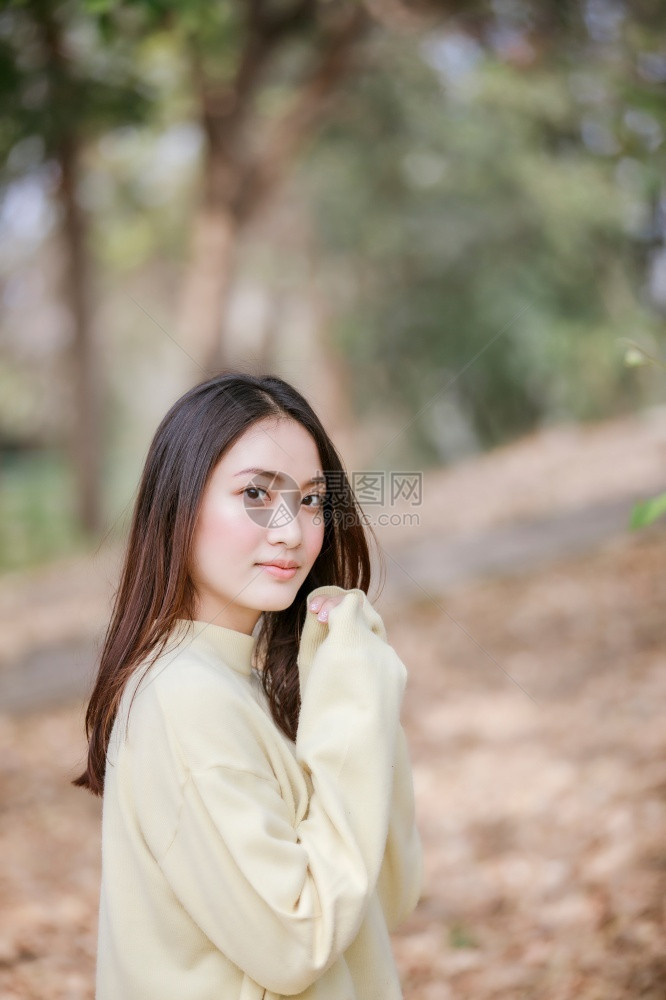 美丽的亚洲女在公园户外露天微笑快乐的女孩穿着温暖衣服冬天和秋肖像眼睛脸成人图片