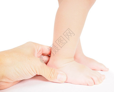 男生孩子脚趾手紧握在一英尺长的婴儿脚上图片