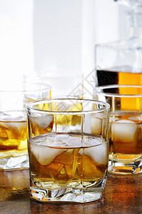 假期补品酒鸡尾加白兰地威士忌或朗姆酒加姜啤石灰和眼镜冰苹果酒图片