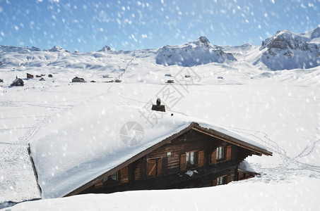 冬季雪山里的木屋图片