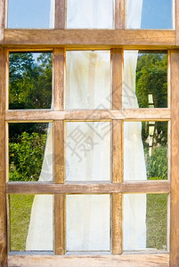 屋陈年旧木制窗户有帘和反射天空草原村庄图片