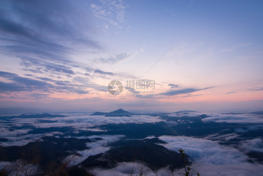 泰国清莱PhaTangPhanrai的山地和多云天亮场景自然帕晚上图片
