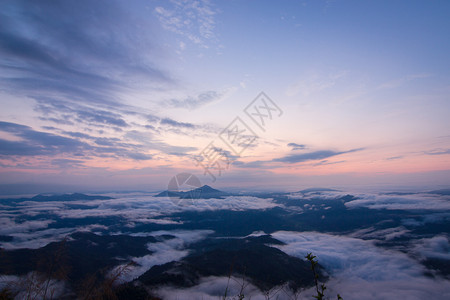 隐隐约约泰国清莱PhaTangPhanrai的山地和多云天亮场景自然帕晚上背景