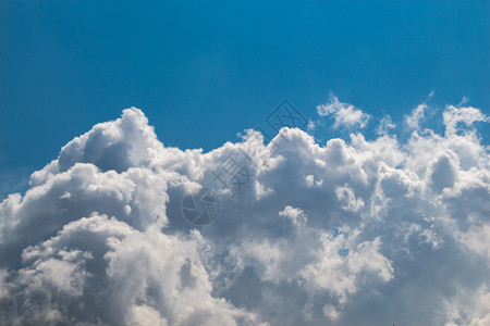白彩云在天笼罩蓝空灰色的气象雨图片