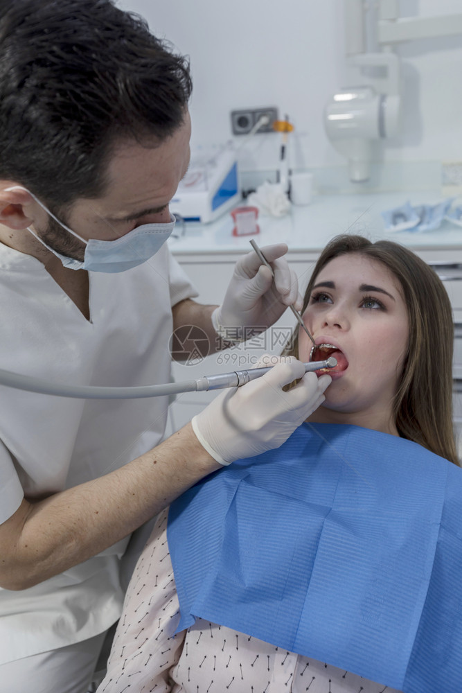 在牙诊所治疗牙齿的青少年图片