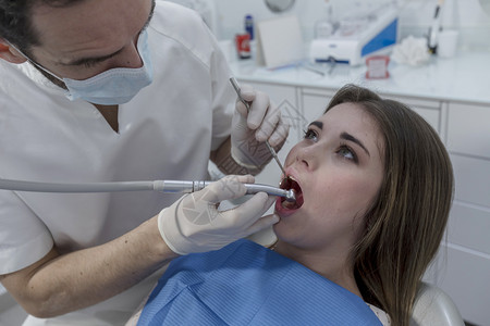 青少年在牙诊所治疗牙齿背景图片
