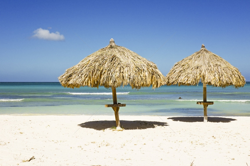 热带沙滩上的遮阳伞图片