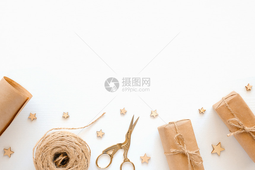 包装节日礼物的材料牛皮纸麻线剪刀图片