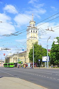 最佳白俄罗斯戈梅利市街道与带阳台的房屋街道在现代城市路上的在城市美丽的建筑在白俄罗斯城市戈梅利街道与带阳台的房屋街道云天背景图片