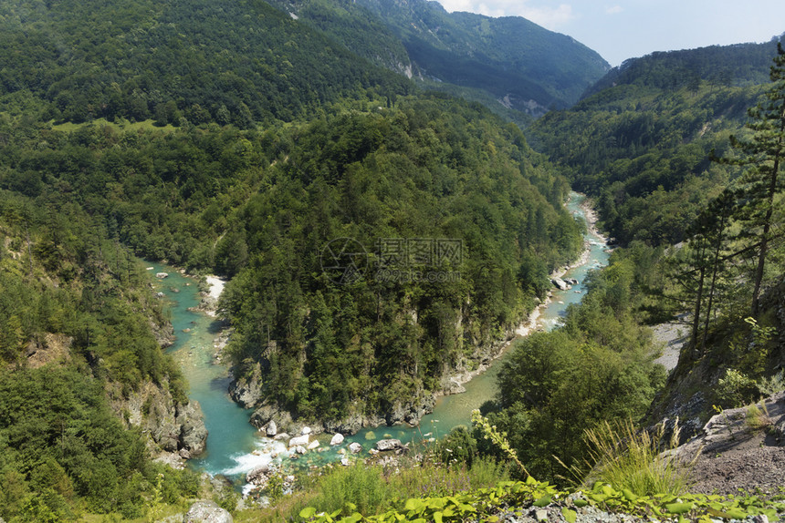 山河纯净的绿松石水克服了黑山中部公园的石激流生态理念山川纯净的绿松石水克服了激流生态概念纯自然清除户外岩石图片