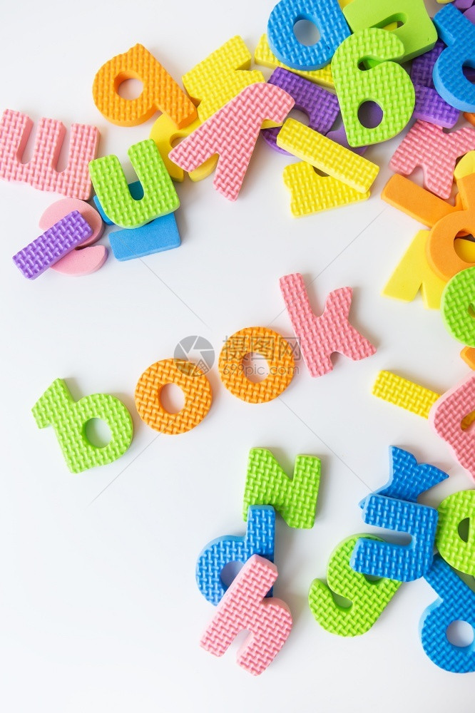 象征玩具五彩字母幼儿园或学校童习用的字母槽纹书籍刻幼儿园或学校童习的五彩字母槽纹书籍刻乐趣图片