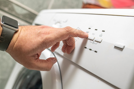 家庭技术手指在做洗衣机按钮之前男手压洗衣机按钮图片