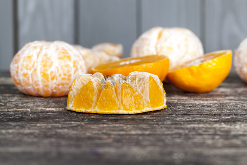 独特水果以利刀切成片包括准备柑橘类食品和成熟的芒达林MondarinHondroodmandarin橘子图片