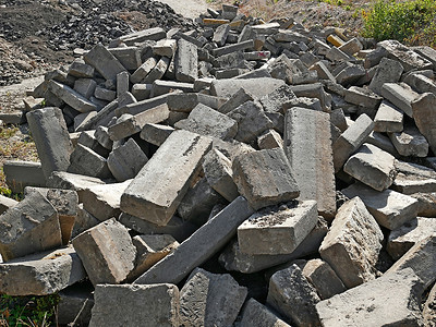 建造生的抽象大堆旧破碎混凝土块作为次级原料用于筑路铺作为第二原材料图片