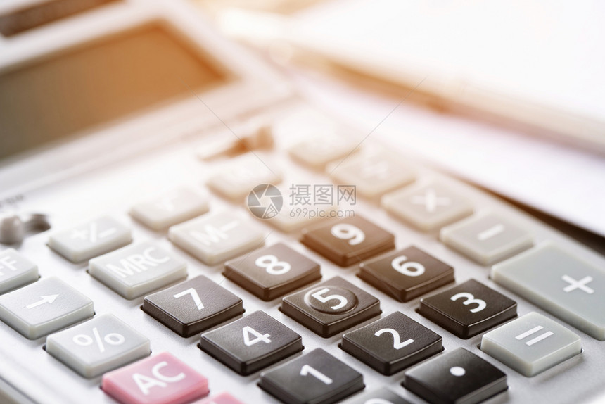 以按键计算器为焦点的器颜色灰和在表格概念中打印的文档计算账户财务数字的经济水平图片