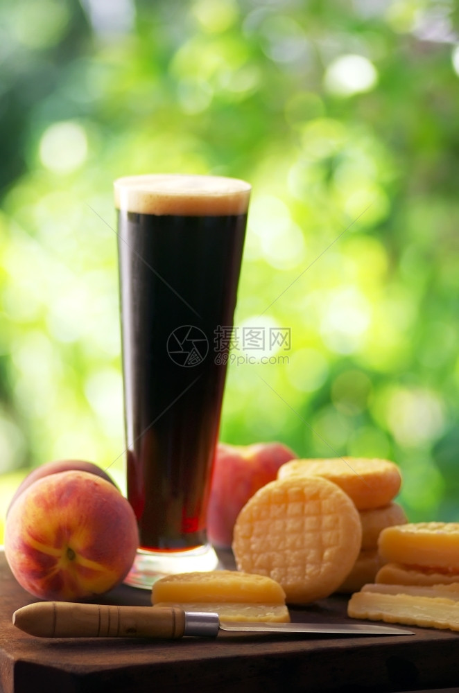 棕色的金子芝士水果和黑啤酒杯桶图片