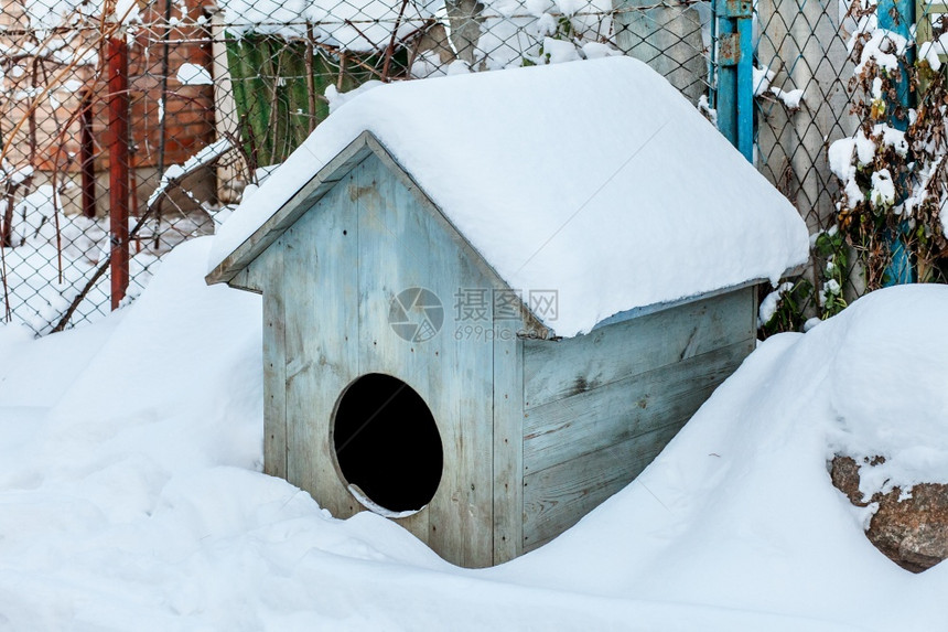 州屋典型的雪覆盖了村里老院子在阳光明媚的冬季日子里暴风雪覆盖了村里的旧院子之后图片