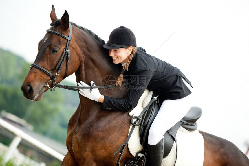 吸引人年轻女子骑马和紧身颈部的Strokign肖像成年人头盔活动图片