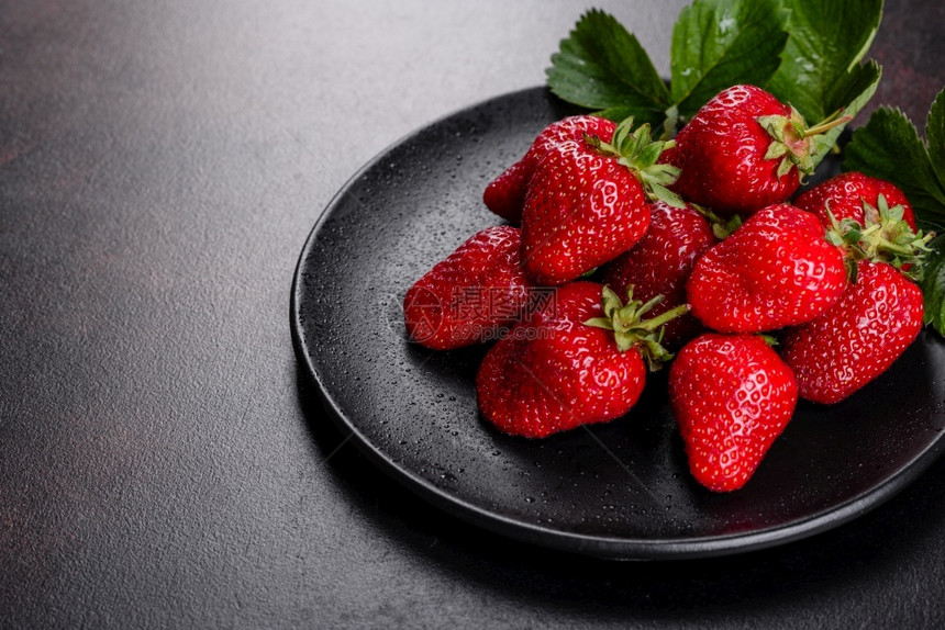 红彤彤新鲜的草莓图片