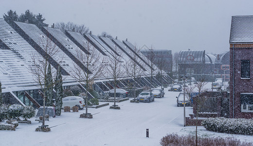 停放冬季荷兰村庄是冬季期间的村现代达奇街道天气下雪荷兰城市风景暴雪图片
