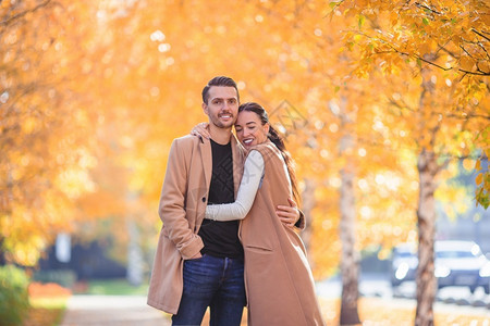 秋季公园里散步的情侣图片