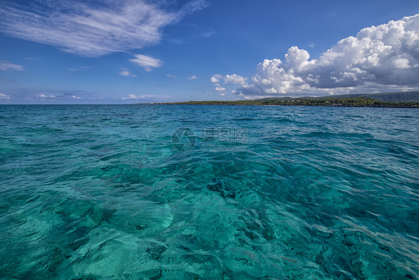 放松海洋古巴从大西到海岸线绿水和有云的蓝色天空美丽风景包括古巴蓝色的图片