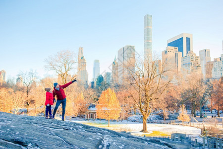 寒假期间在纽约市中央公园度假的一家父子图片