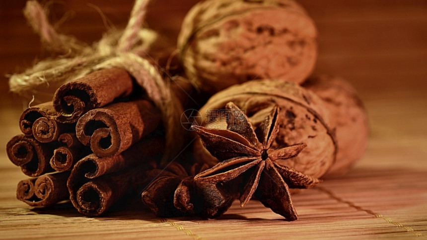 地面干燥有机的肉桂和星在木背景上有香味料用于圣诞节和冬季烹饪的美丽香调味品图片