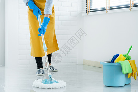 义务青年女管家或拖把清洁地板上洗衣涤戴防护手套家务清洁服女佣活的图片