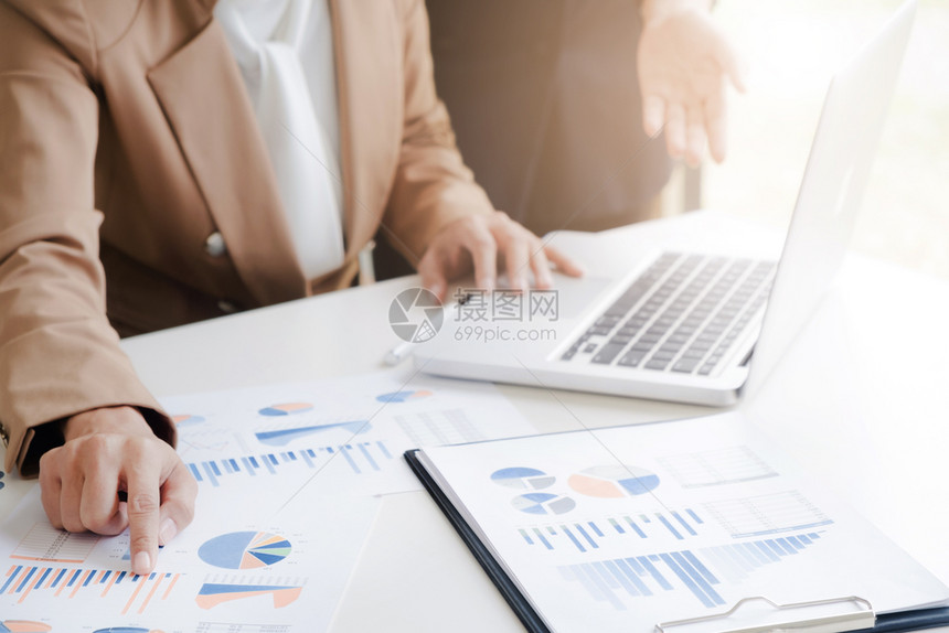 利用笔记本电脑和数据年度报告进行金融业家审计桌子图表在职的图片