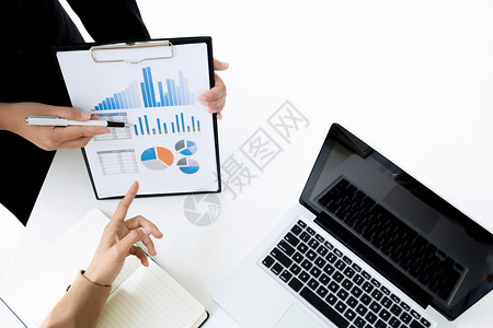 利用笔记本电脑和数据年度报告进行金融业家审计投资文档在职的图片