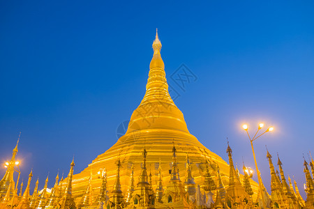 金子建造冲天炉缅甸仰光黄昏时闪耀的Shwedagon金塔图片