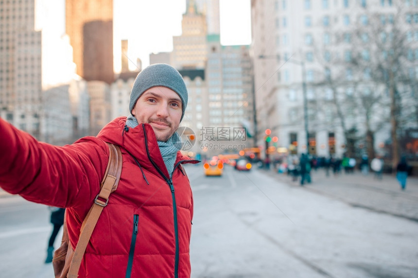 男人快乐的游客在纽约市街上自拍旅游男子在纽约市中央公园玩得开心的青年男子在纽约市中央公园十二月幸福图片
