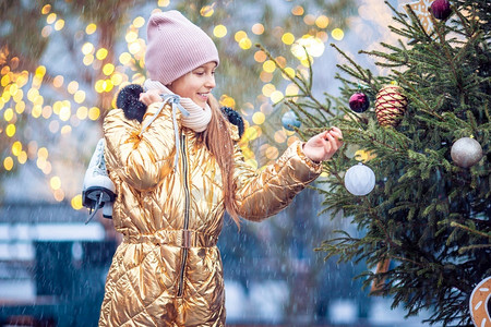 圣诞节枞树娱乐小女孩在冬天的雪滑冰户外可爱的小姑娘要到户外溜冰了图片