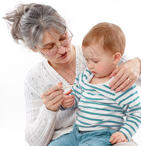 温度计流感外婆抱着孙子检查他的体温天图片