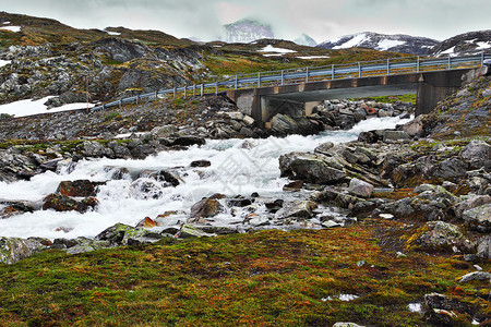 美丽的欧洲国民挪威山脉野生水流细节图片