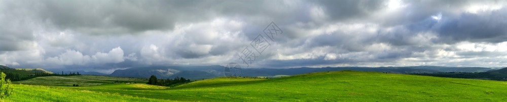 场地高原徒步旅行在山高的草原上放牧图片