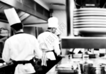餐厅厨房的师运动使食物变黑白品帽子一顿饭酒店图片